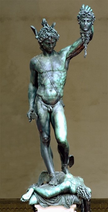 Ill. 4. Benvenuto Cellini : (à gauche) Persée tenant la tête de Méduse (sculpture), (à droite) Neptune et Cybèle (salière).